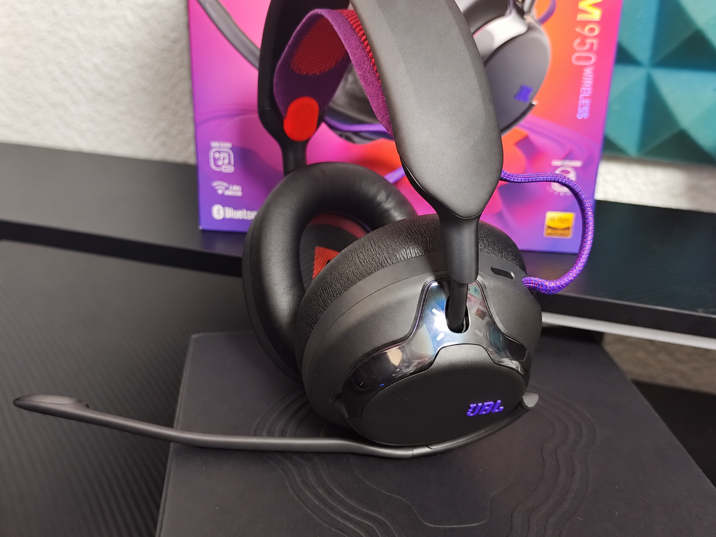 Micrófono desmontable conectado a los JBL Quantum 950