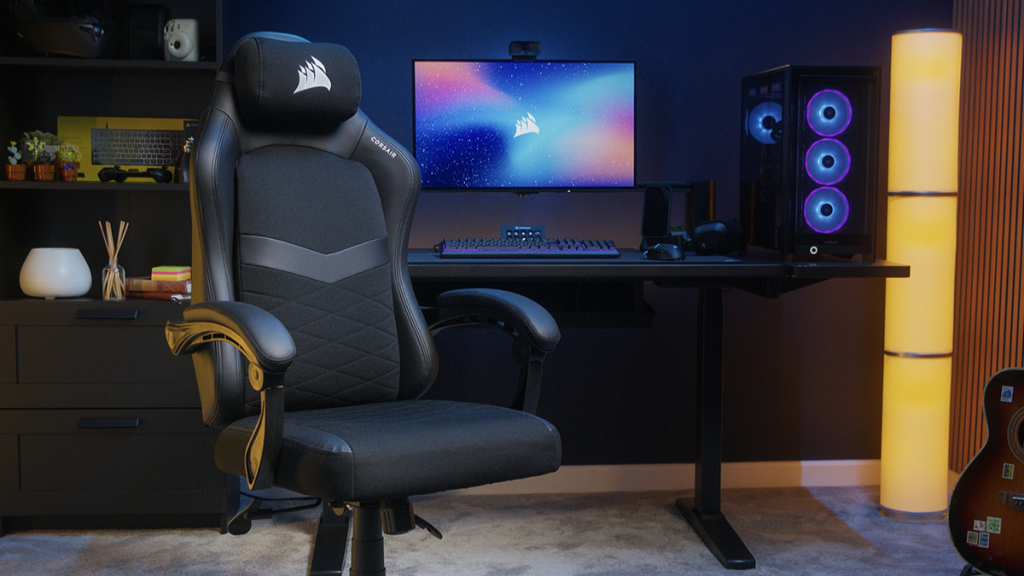 Silla gaming CORSAIR TC80 negra en un escritorio