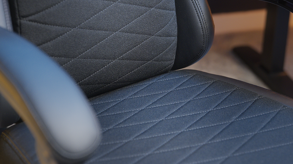 Detalles del asiento y respaldo de la CORSAIR TC80