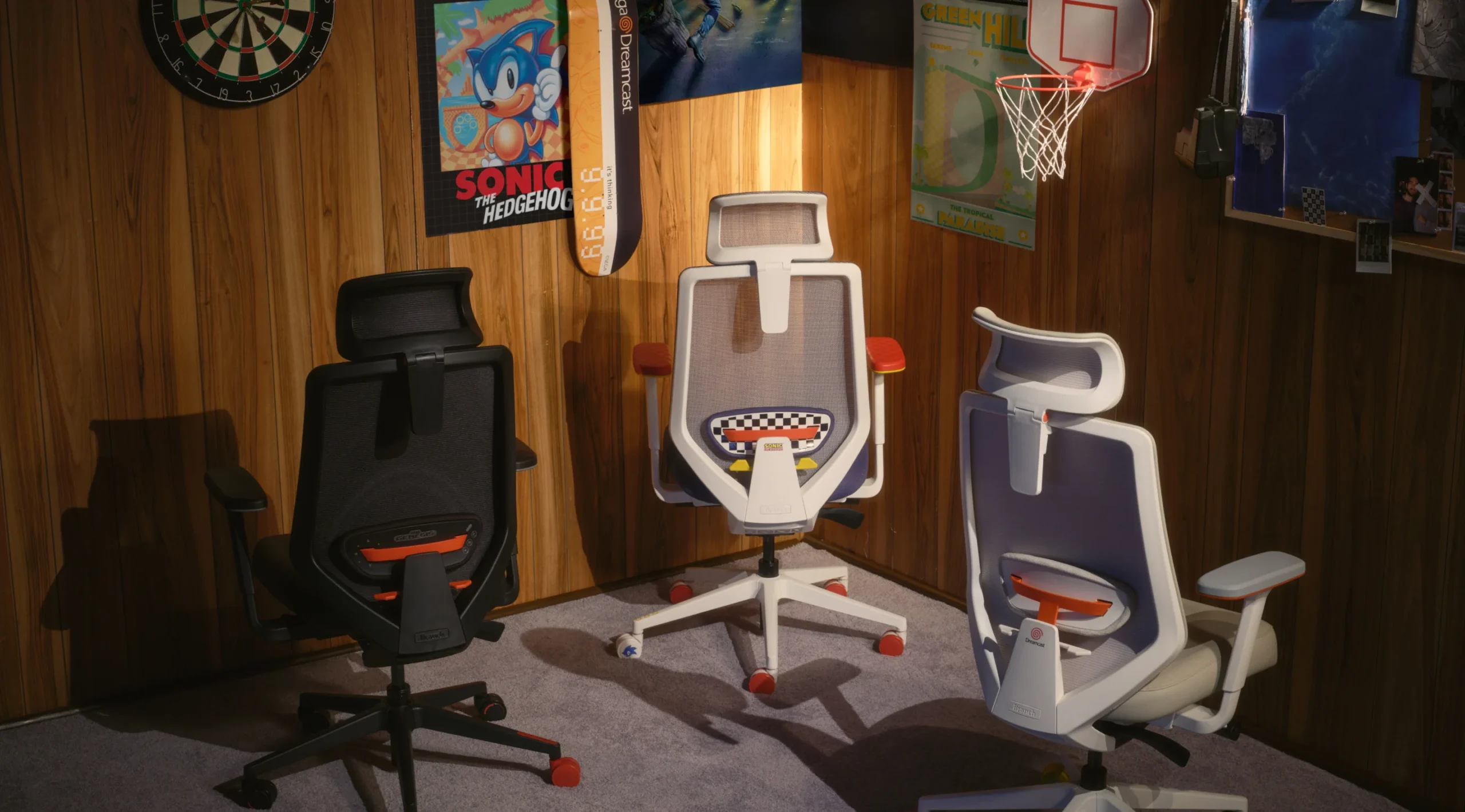 Silla ergonómica Branch x SEGA en una habitación inspirada en Sonic y Dreamcast