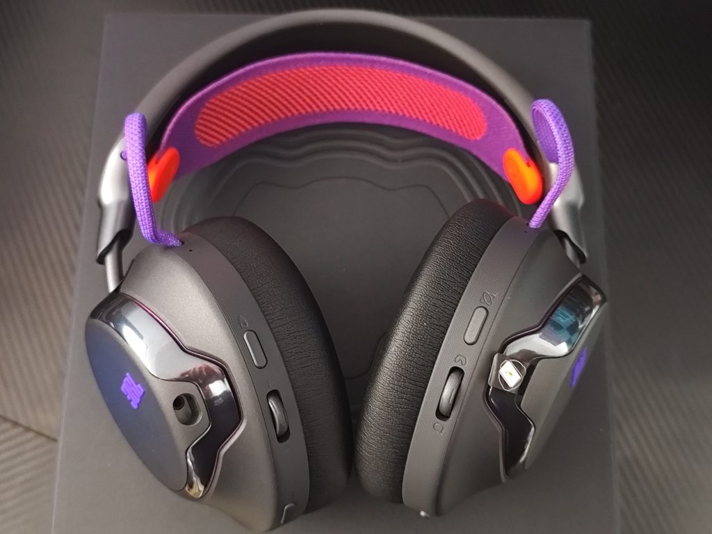 Controles y conexiones de los auriculares JBL Quantum 950