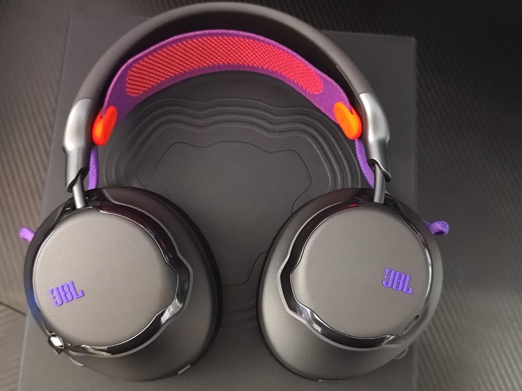 Diseño frontal de los auriculares JBL Quantum 950